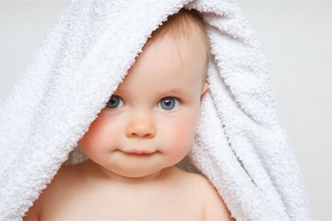 初乳很黄是不是不干净不可以喝？母乳怎么喂养青岛捐卵宝宝？